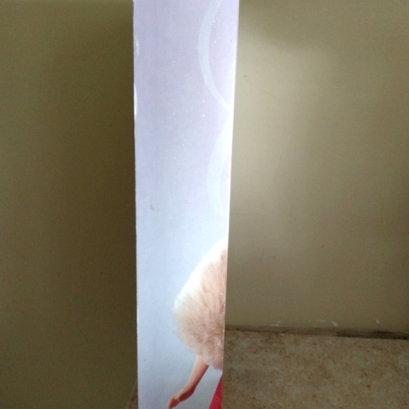 Glamorous Gala Barbie - Picture 4 of 6